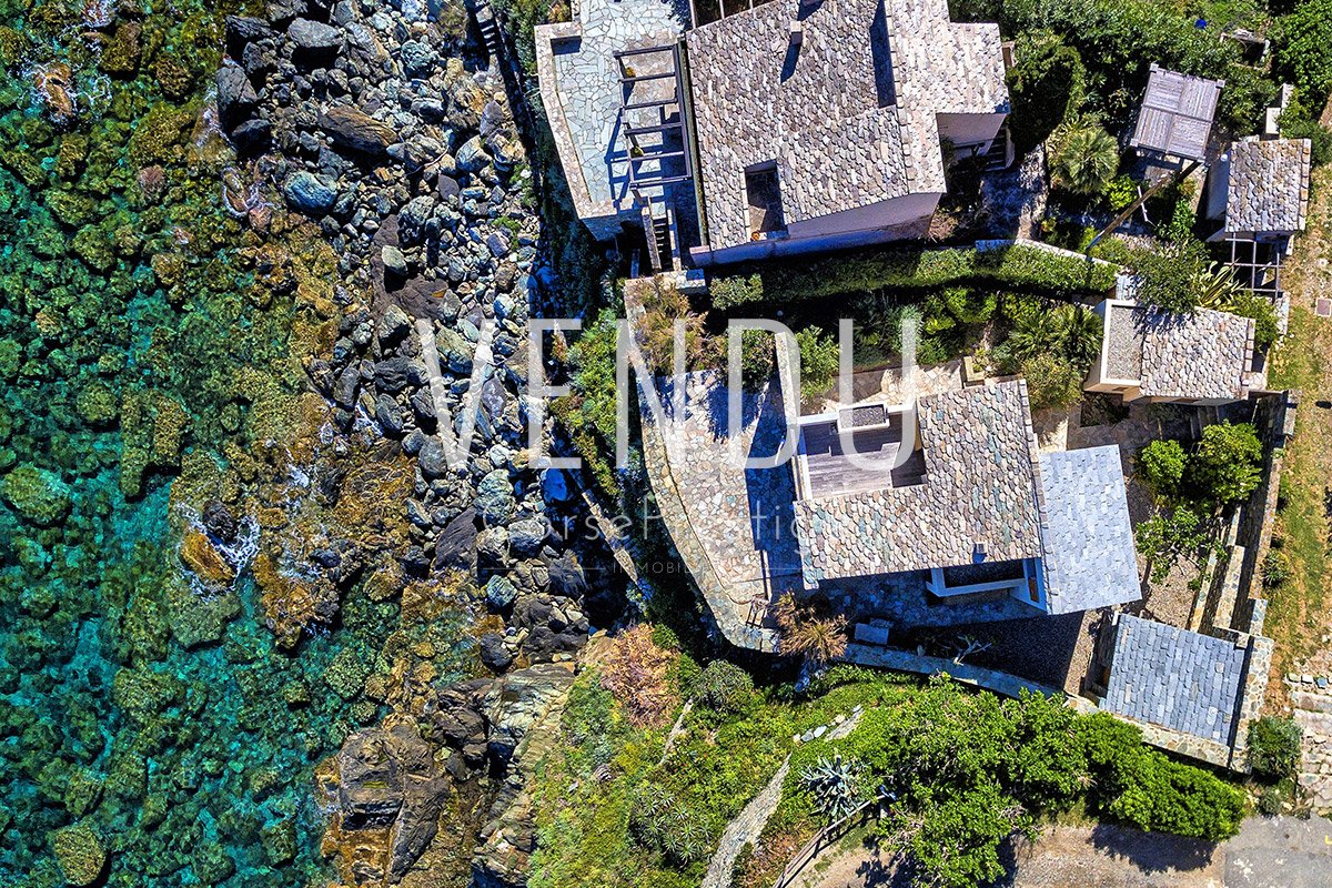 vendu-maison-pieds-dans-l-eau-corse